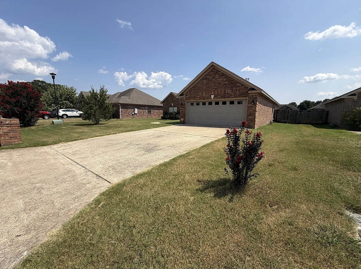 3 bed, 1724 sqft, $1,900 — Photo 2
