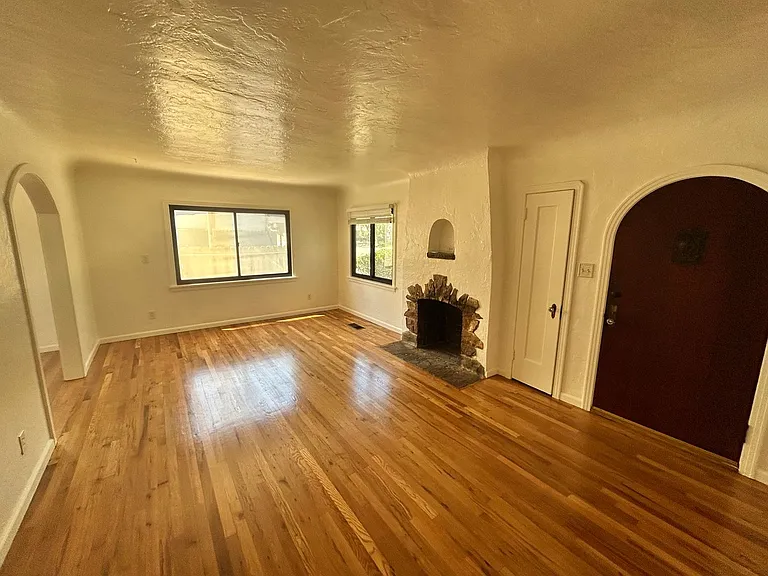225 Sunset Blvd — Photo 10
