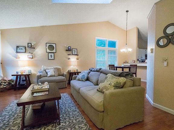 3rd image of 8 Cobble Ct