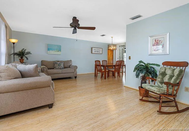 160 SE Duxbury Ave — Photo 6