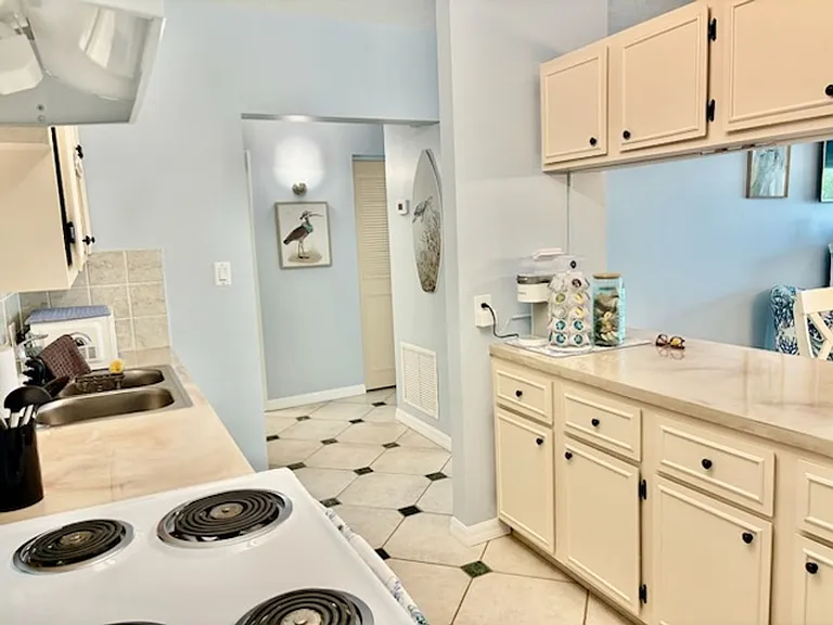 60 Pelican St W #106 — Photo 3
