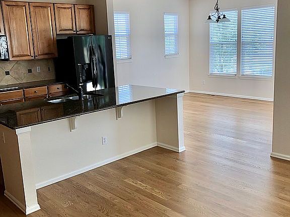Kitchen & breakfast nook 