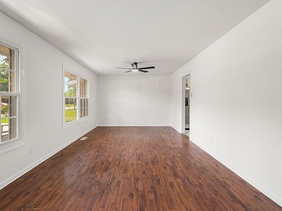4th image of 608 Meadow Dr