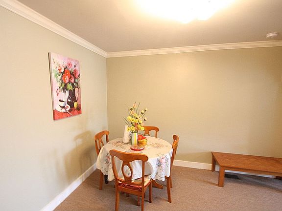4th image of 674 Evergreen Ave
