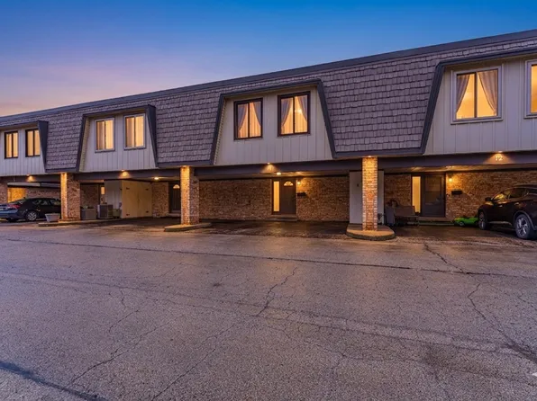 11 Cour Caravelle #11, Palos Hills, IL 60465