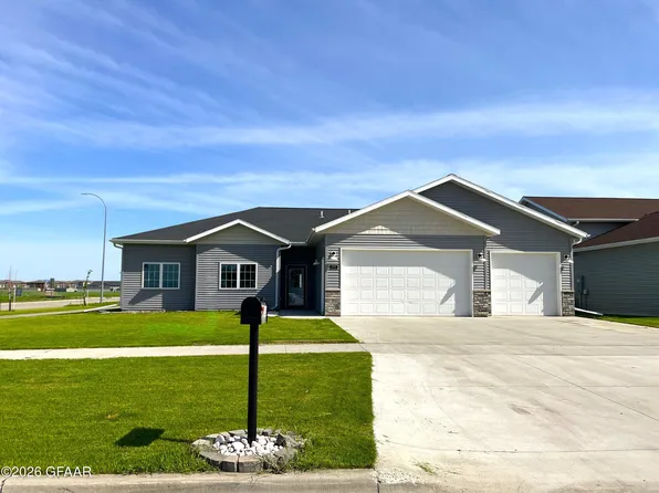 3368 45th Ave S, Grand Forks, ND 58201