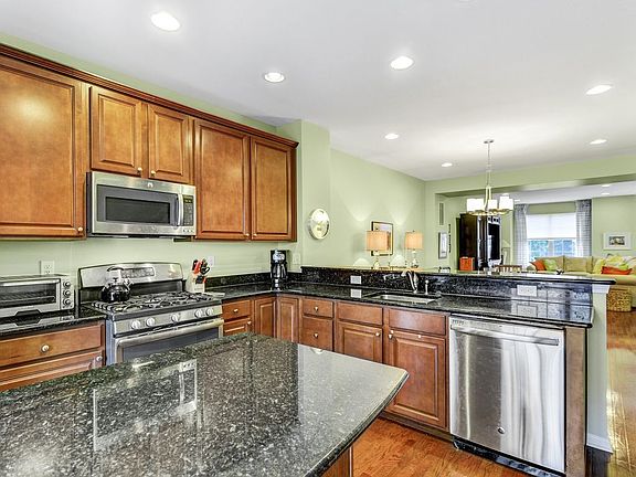 4th image of 325 Princeton Ct