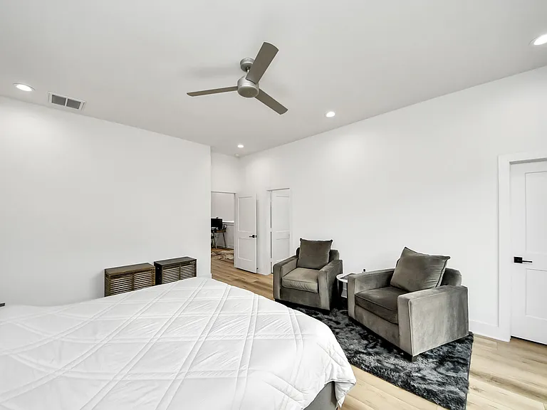 1044 W 17th St — Photo 34