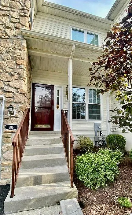 186 Birchwood Dr — Photo 2