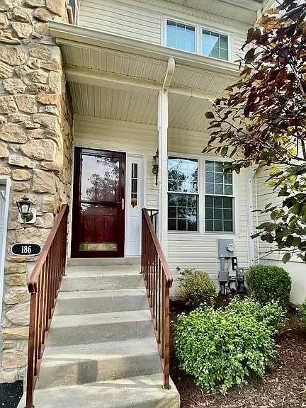 186 Birchwood Dr — Photo 2