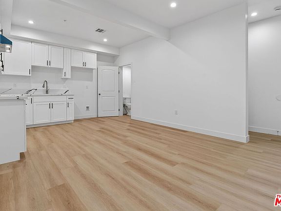 3rd image of 11444 Oxnard St #1/2