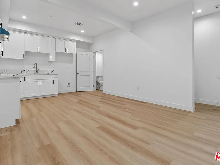 11444 Oxnard St #1/2 — Photo 3