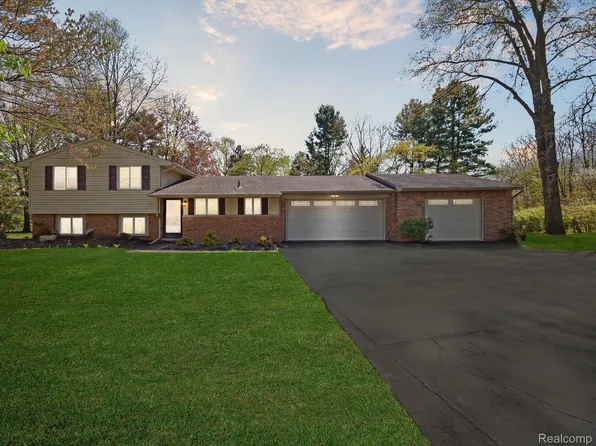3958 Napier Rd, Canton, MI 48187