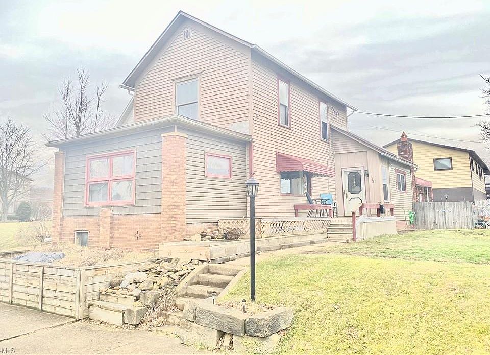 1st image of 833 N Main St