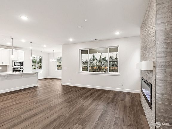 4th image of 4639 85th Avenue NE #27
