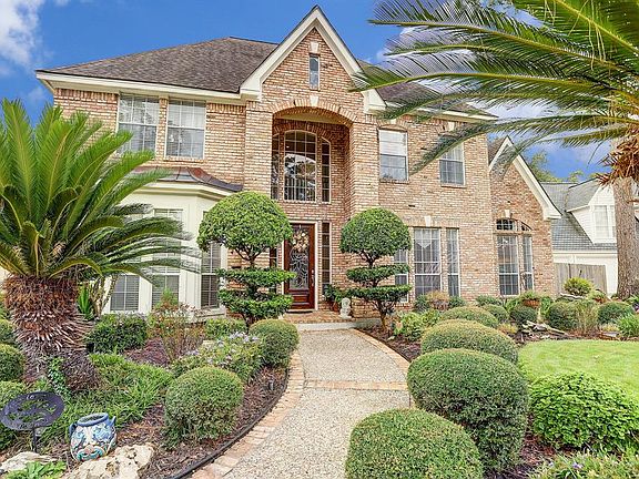 Imagine coming home to this grand entrance every day!