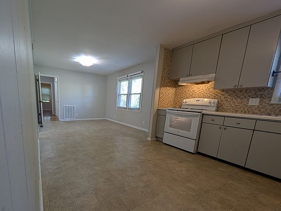 5th image of 2310 Denham Ave