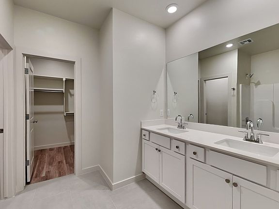 3rd image of 3711 N Divis Ave