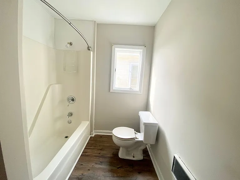 501 E Broad St — Photo 4