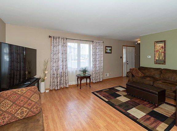 3rd image of 9029 W 111th St APT 3A
