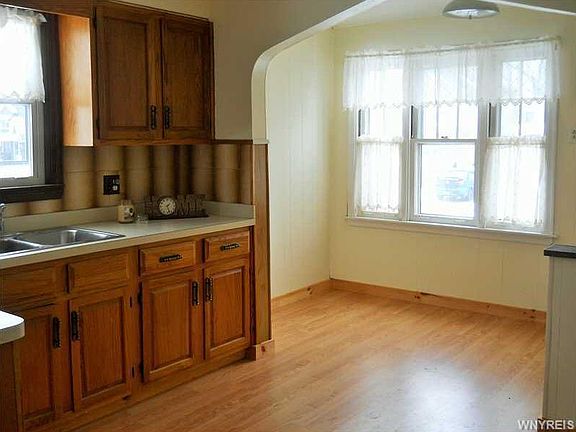 3rd image of 128 Eiseman Ave