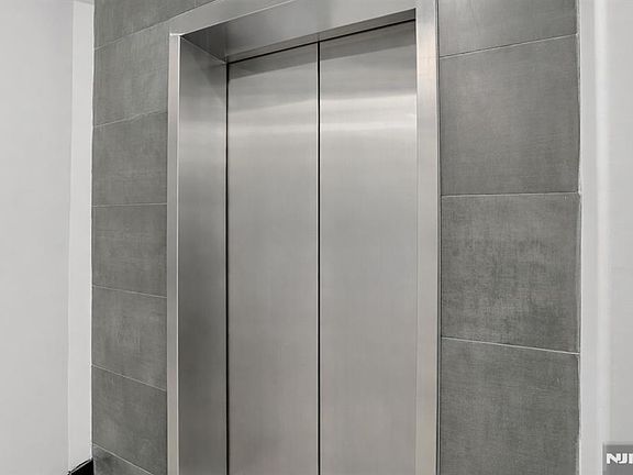 2nd image of 521 10th St #B2