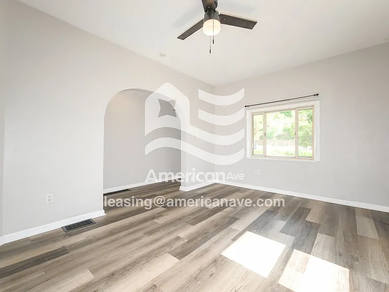1289792_005_living_room_5.jpg