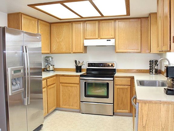 4th image of 1700 Goldfinch Ct