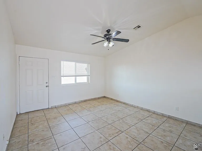 587 E Jefferson St — Photo 6