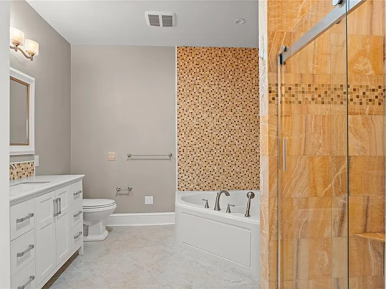 613 E Pine St — Photo 18