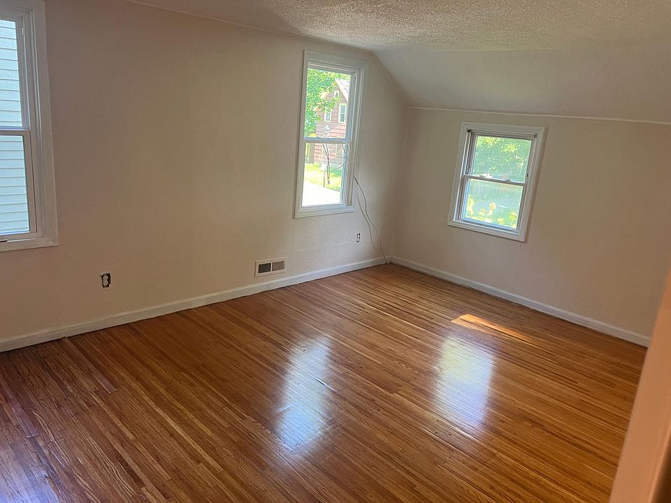 2nd image of 300 Magnolia St