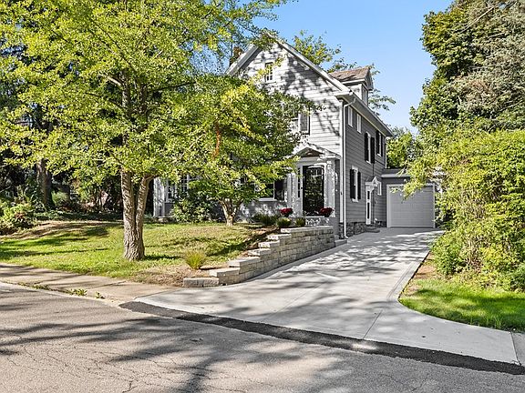 4th image of 18 Parkwood Blvd