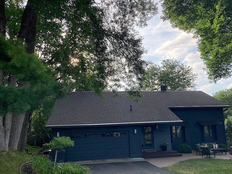 1st image of 300 Queensland Ln N
