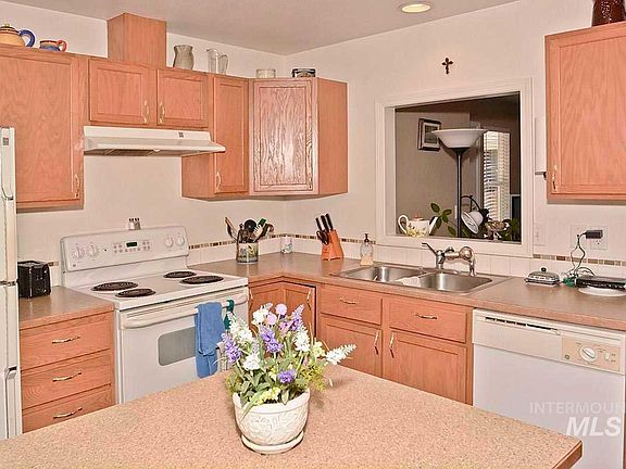3rd image of 414 Andrew Ct