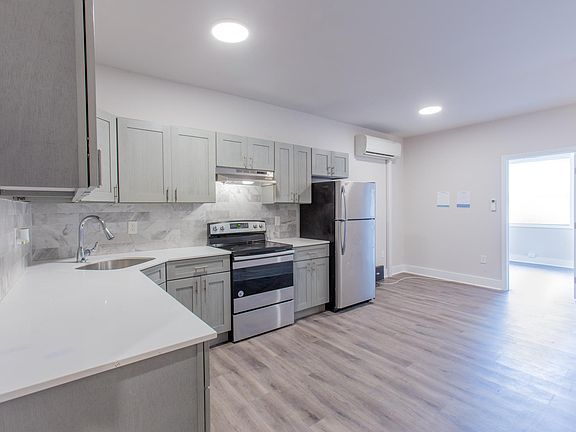 2nd image of 2208 W Oakdale St #20