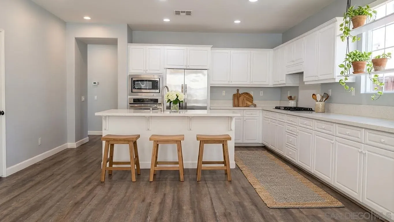 5 bed, 4.0 bath, 3448 sqft, $5,000 — Photo 3