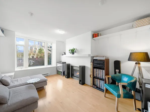 3727 W 10th Ave #301, Vancouver, BC V6R 2G5