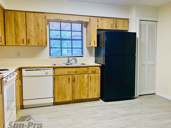 3rd image of 885 Stonybrook Cir