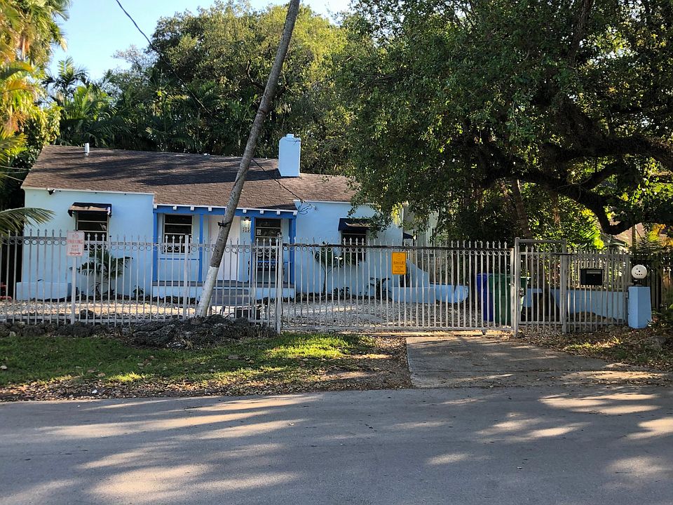Front of house and front yard. Electric yard gate with remote control.