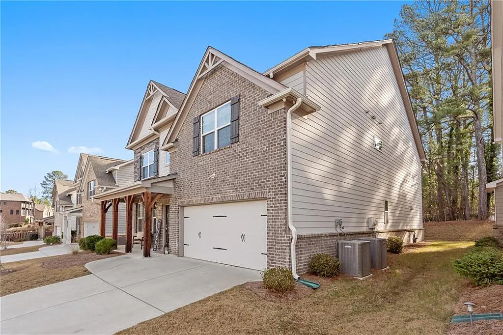 6 bed, 3721 sqft, $2,900 — Photo 2