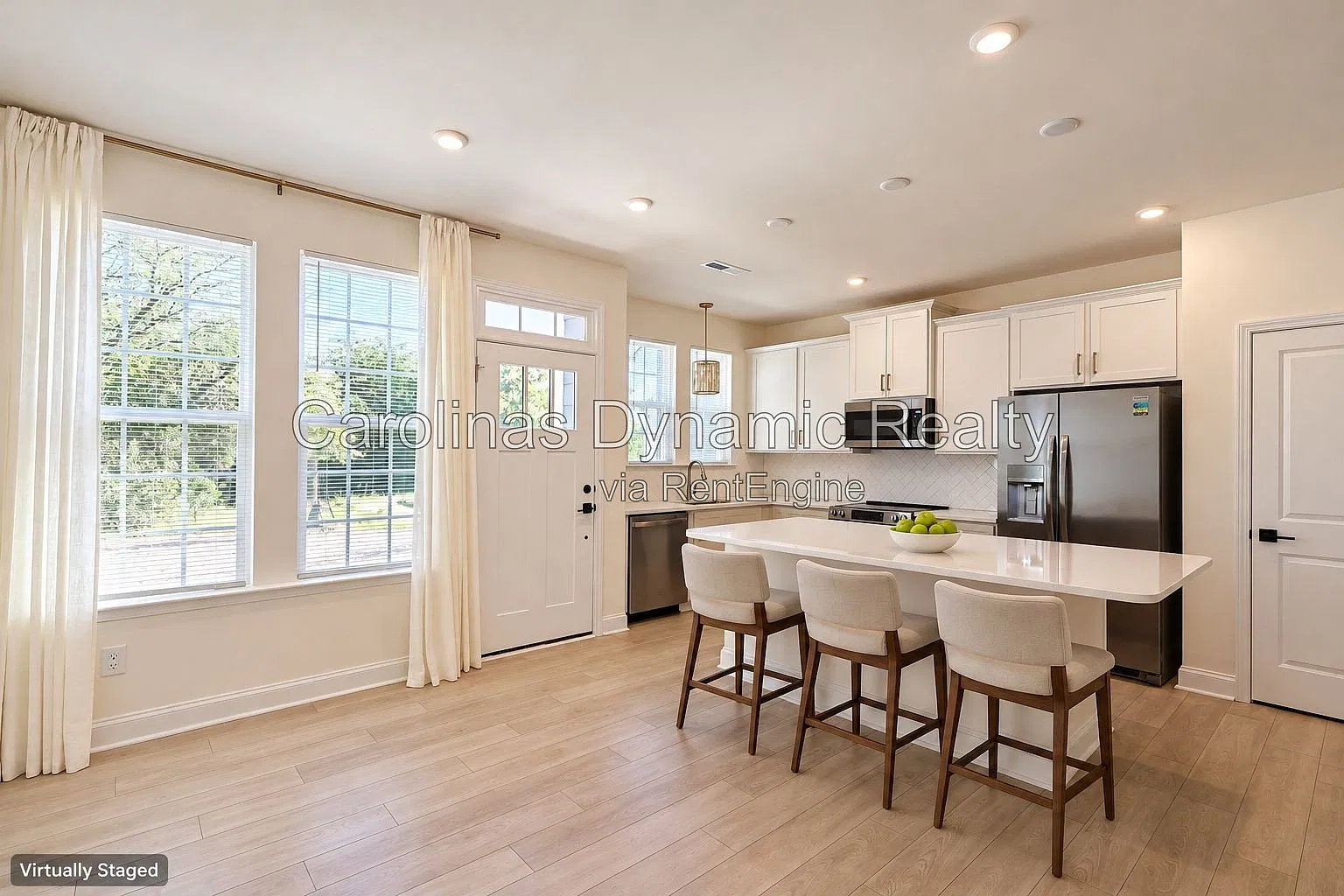3 bed, 2.5 bath, 1600 sqft, $2,300 — Photo 2