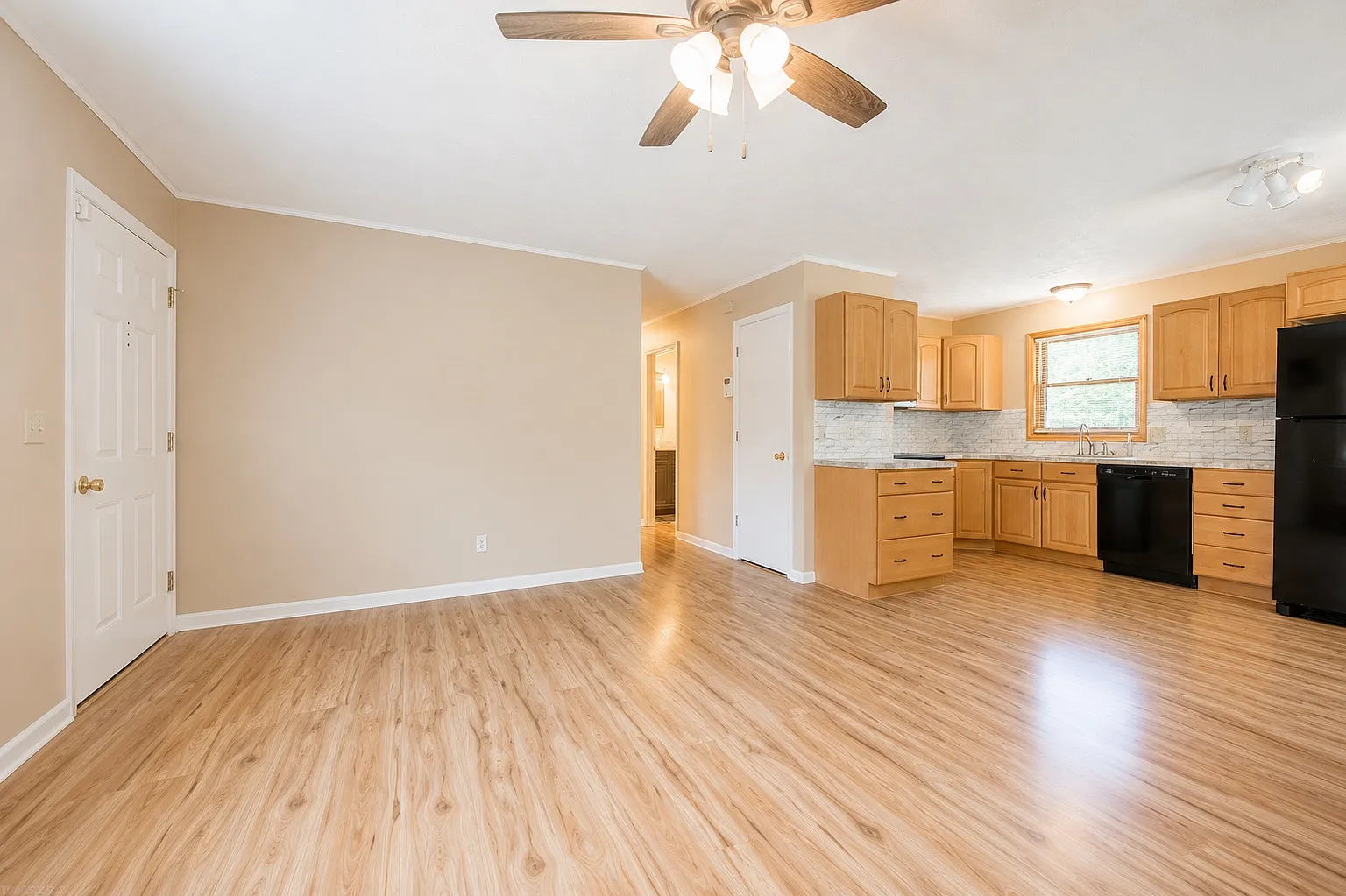 3 bed, 980 sqft, $1,650 — Photo 2