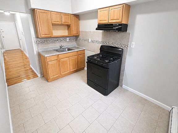 3rd image of 246 Roseville Ave #3B