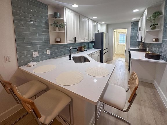 4th image of 3032 W Community Drive