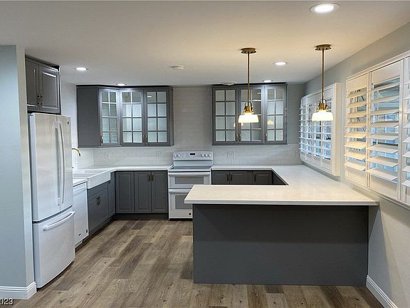 2nd image of 1700 Rexford Dr #202