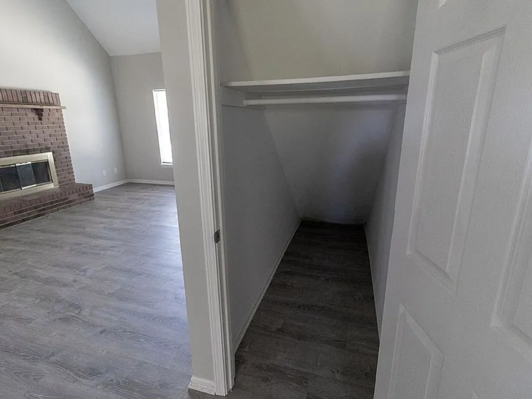 1923 Mirtle Grove Ct — Photo 10