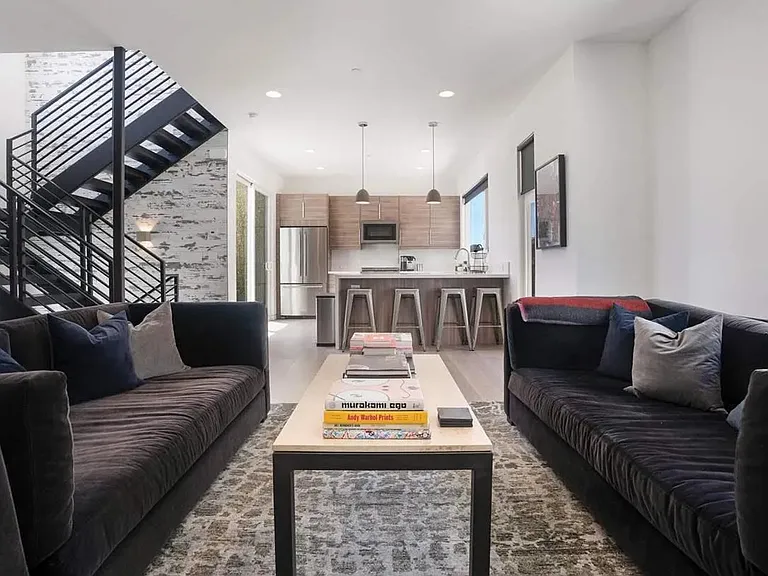 3235 Louise St — Photo 17