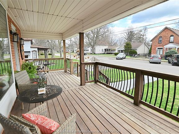 3rd image of 8 Ebenezer St E