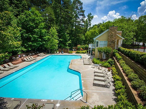 Pool & Club House