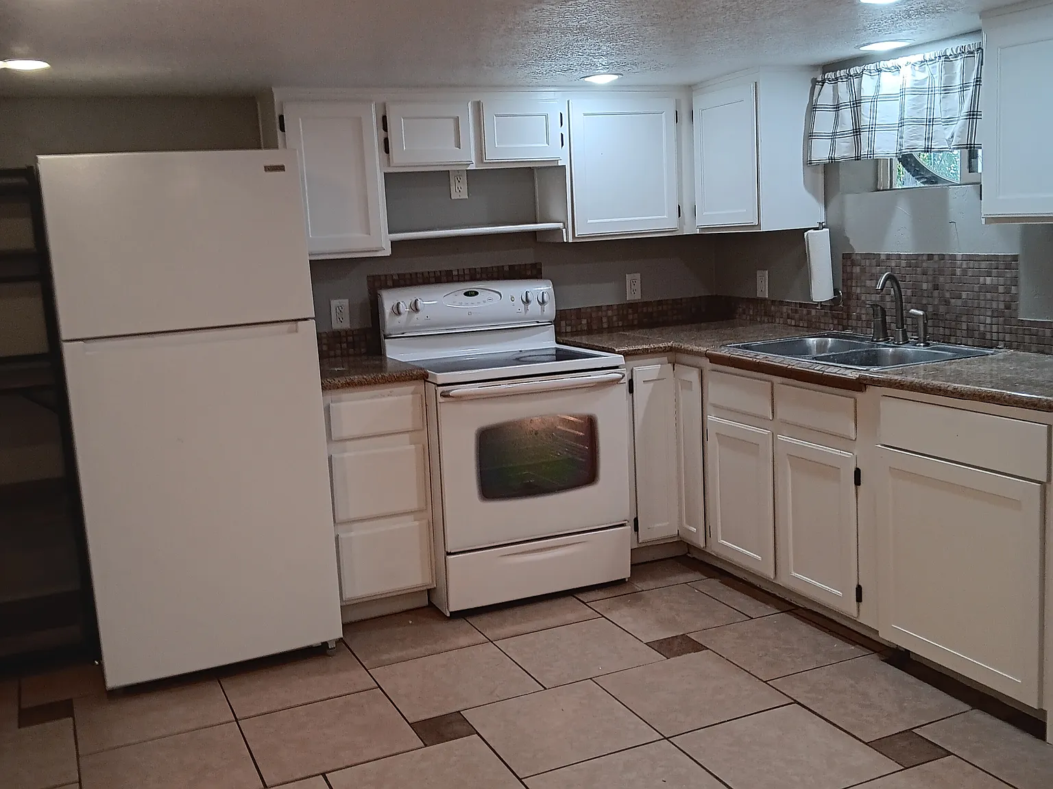 2 bed, 700 sqft, $1,200 — Photo 2